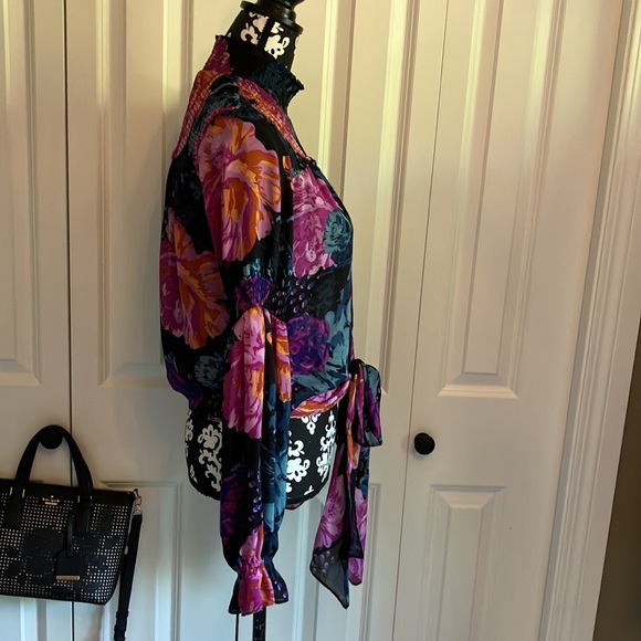 Fabulous😱gorgeous shear floral print blouse with rows of shirring and Gorg tie - Picture 4 of 16